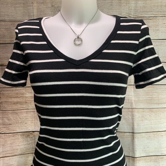#42 - Stripped Tee in size Medium - Picture 2 of 4